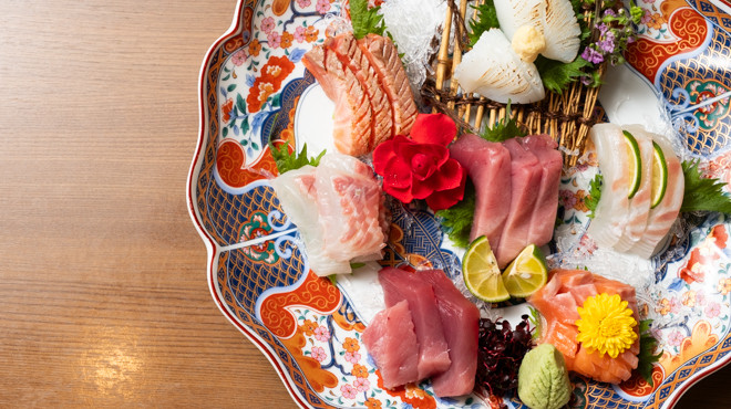 大正居酒屋 よあけ 店主が目利きした鮮魚のお造り盛り合わせ
