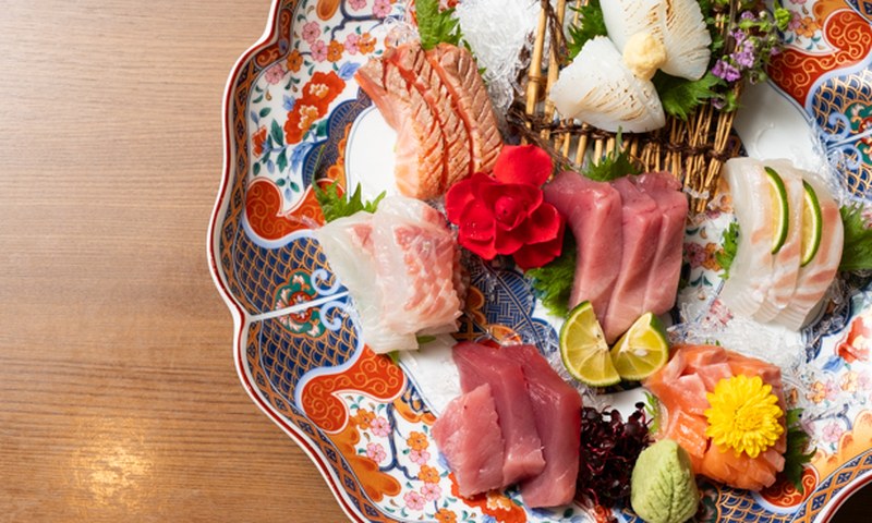 大正居酒屋 よあけ 店主が目利きした鮮魚のお造り盛り合わせ