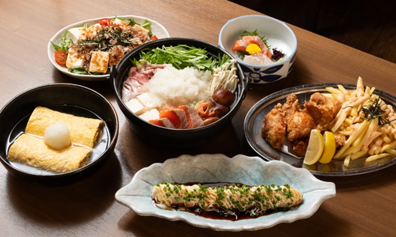 大正居酒屋 よあけ みぞれ鍋を囲む宴会料理の数々