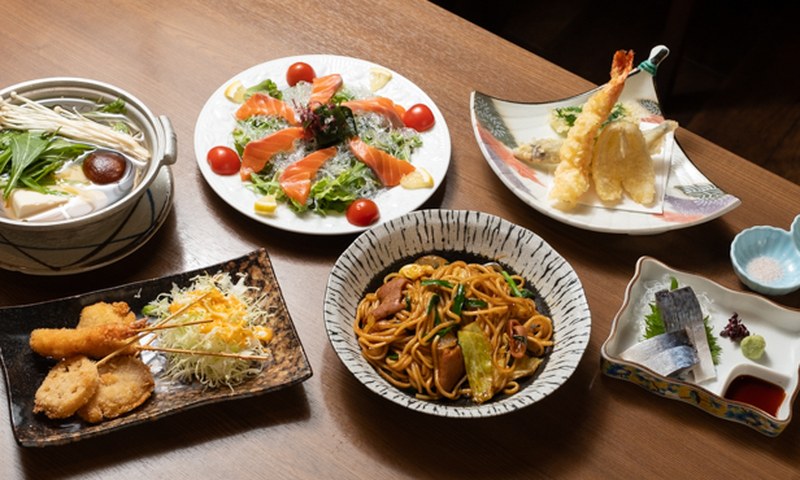 大正居酒屋 よあけ あんかけ焼きそばを含むコース料理