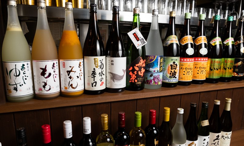 大正居酒屋 よあけ 日本酒・焼酎・ワインが並ぶ酒棚
