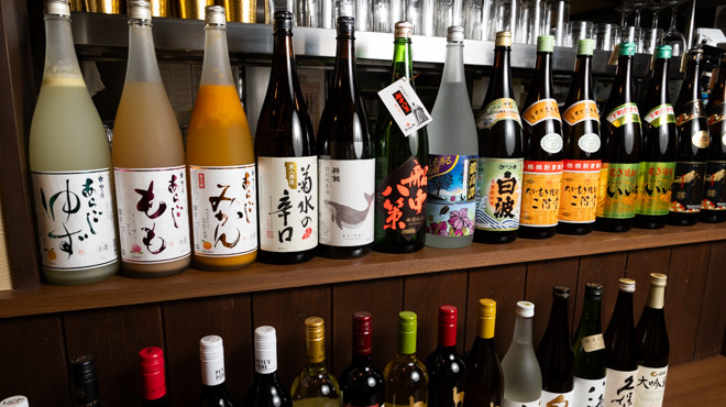 大正居酒屋 よあけ 日本酒・焼酎・ワインが並ぶ酒棚